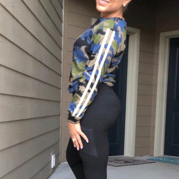 Blue & green camo sweatshirt sporty athleisure top - Picture 3 of 8